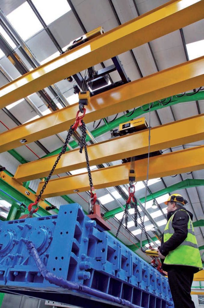 Bridge crane in equipment manufacturing workshop