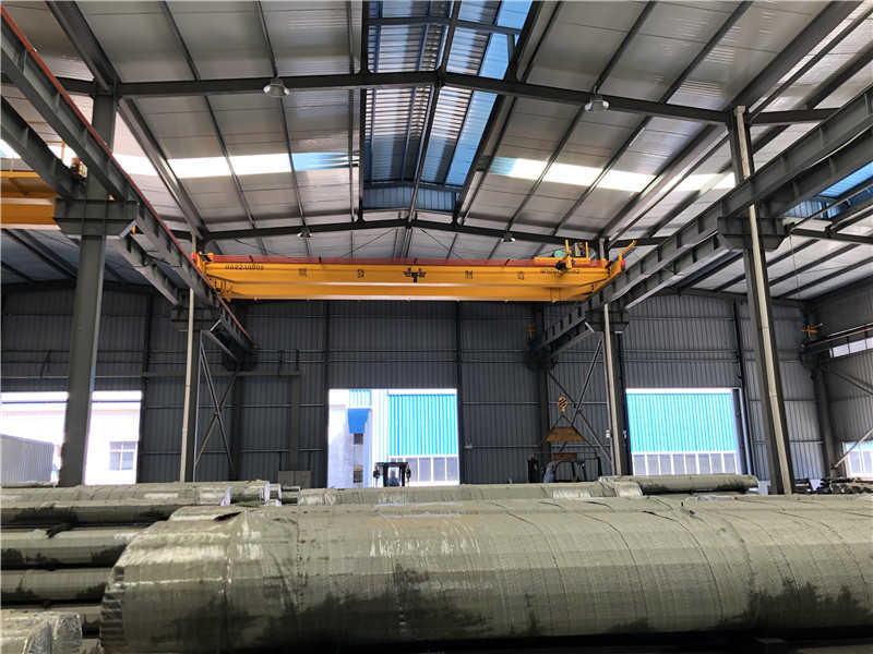 Bridge crane in mold manufacturing plant