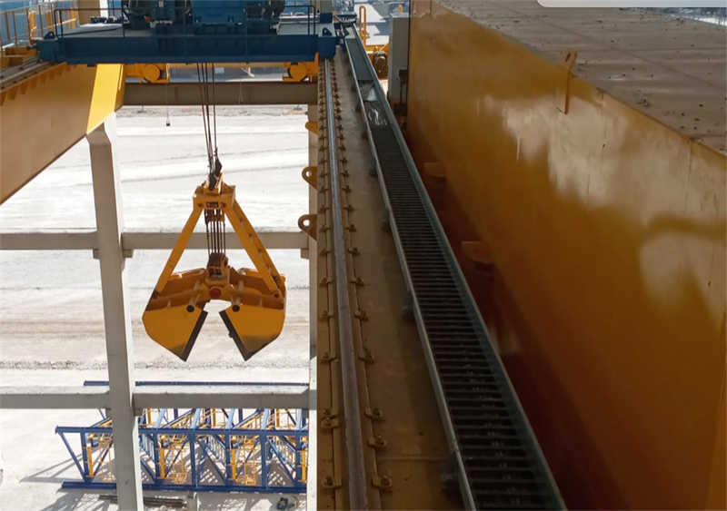 Grab bridge crane in metallurgical plant